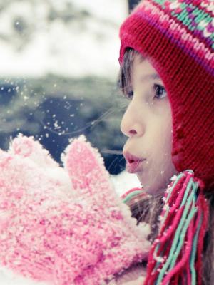 女孩玩雪移动壁纸
