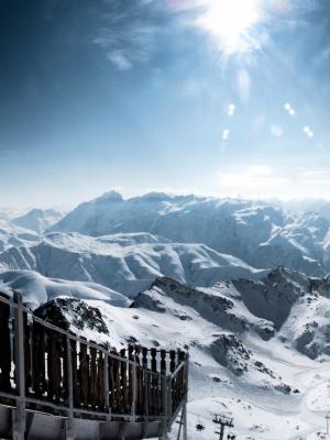 下雪的阿尔卑斯山手机壁纸
