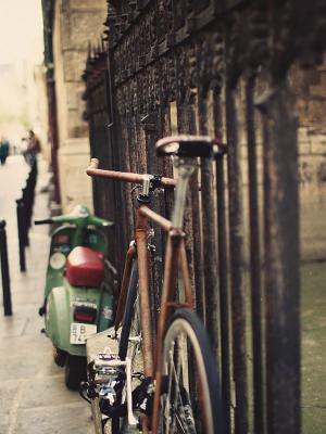自行车围栏街头手机壁纸