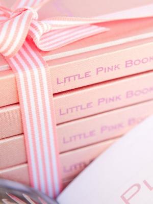 可愛的粉紅書籍手機壁紙