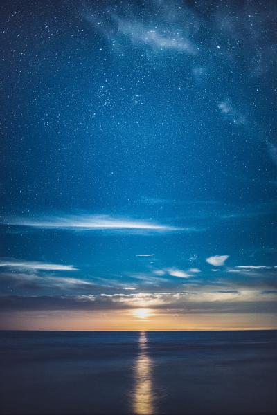 蓝色星空夕阳和宁静的大海图片