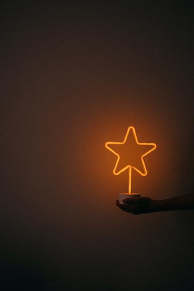 黑暗中的星星灯亮起橘黄色的光