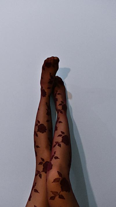 穿着玫瑰丝袜图案的美腿图片