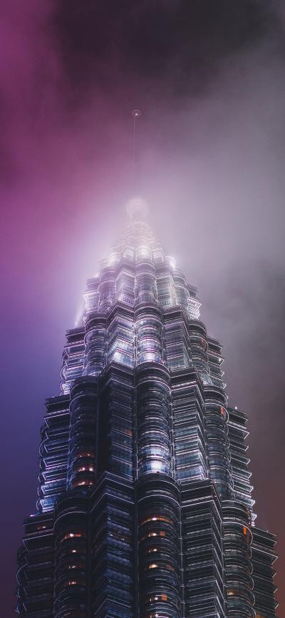 紫色云雾中的吉隆坡双子塔