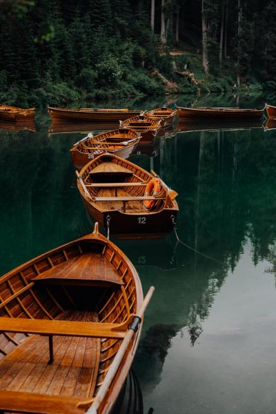 湖面上连接在一起的小船