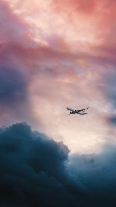 飞机在粉色云层中穿梭