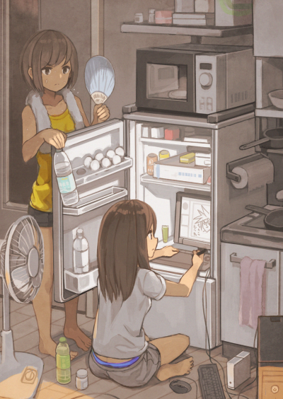 夏季在冰箱里画图的动漫少女