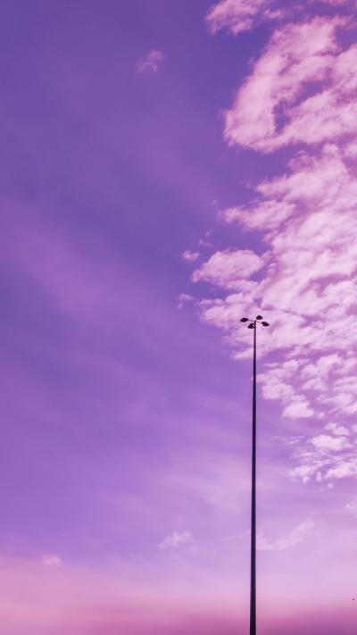 蓝紫色天空白云背景图片