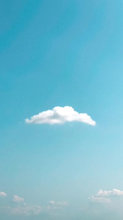 蔚蓝天空中的一朵云图片