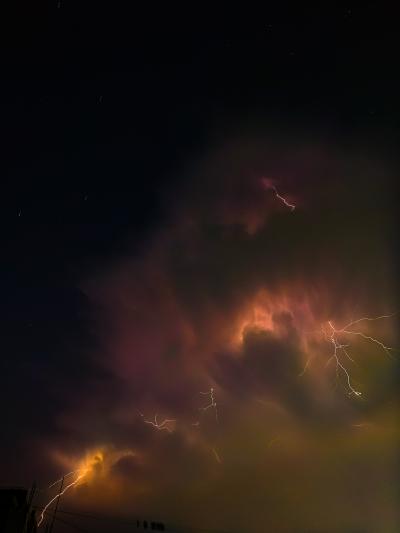 夜空中恐怖的闪电图片