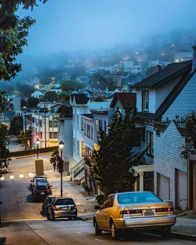 夜晚灯火通明的小镇街道图片