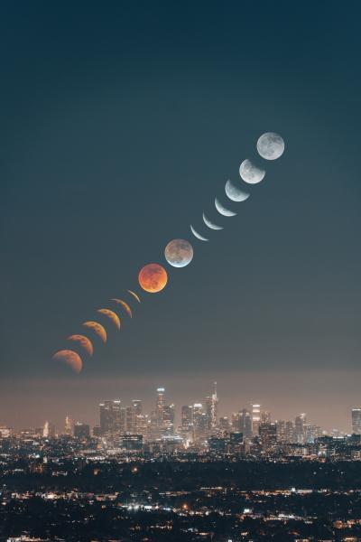 城市上空的浪漫月全食真实图片