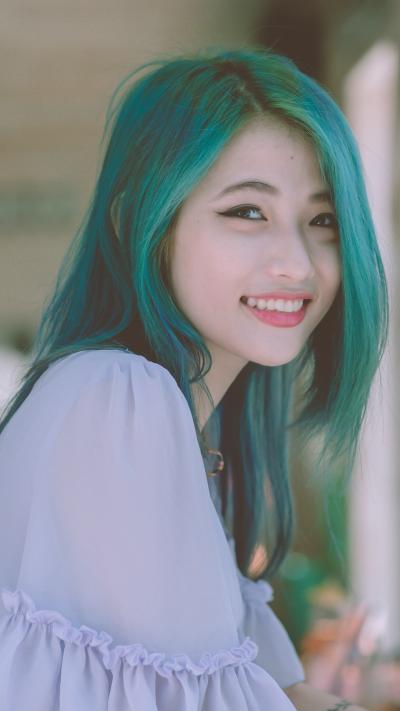 绿头发的女孩甜美笑容图片
