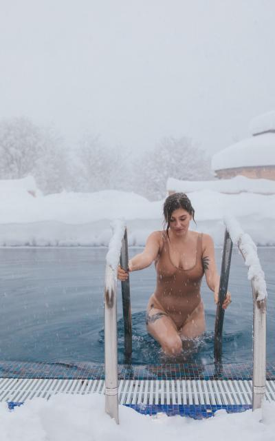 下雪天从泳池出来的泳装美女