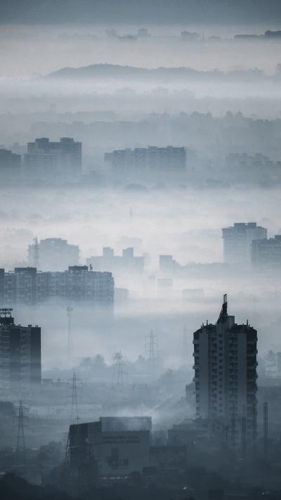 被云雾笼罩住的城市高楼