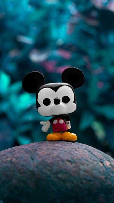 迪士尼米奇玩偶站在石头上