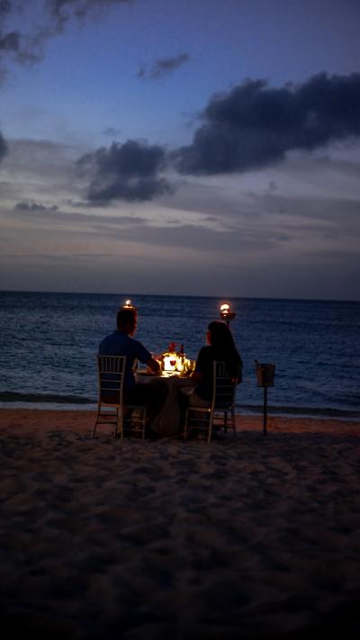 夜晚海边烛光晚餐的情侣浪漫之夜图
