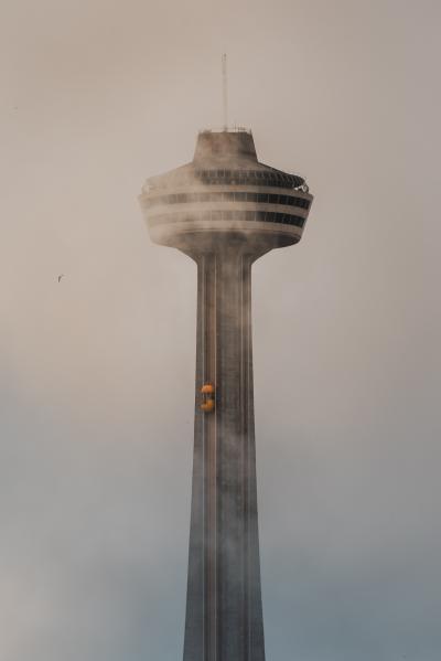 被雾遮住的尼亚加拉观瀑塔