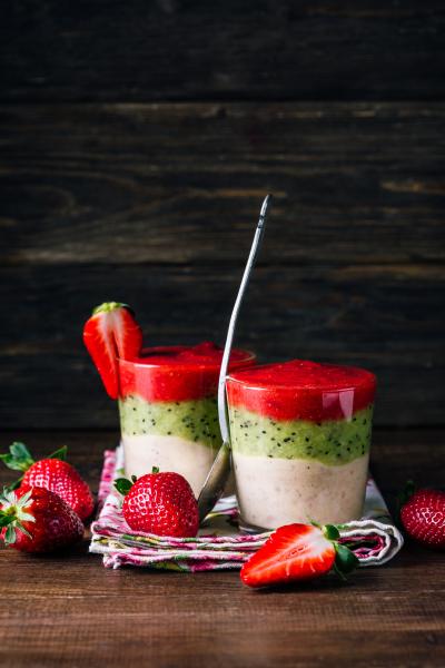 健康美味的草莓猕猴桃奶昔图片