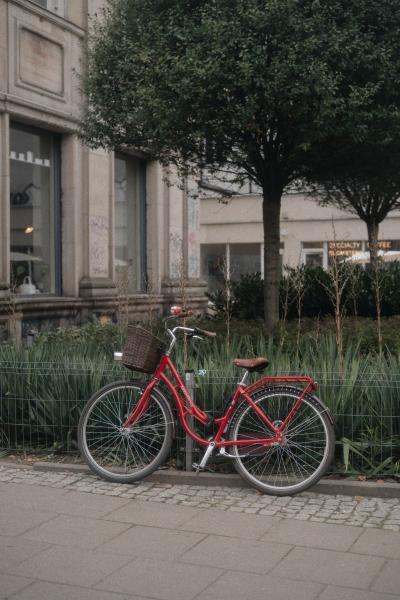 复古红色自行车停靠在路边