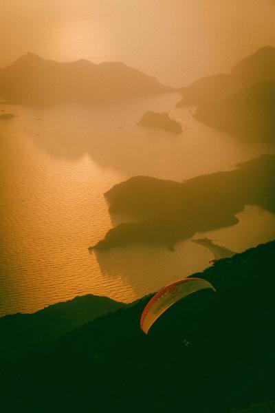 夕阳下降落伞飘飘荡荡在江面上