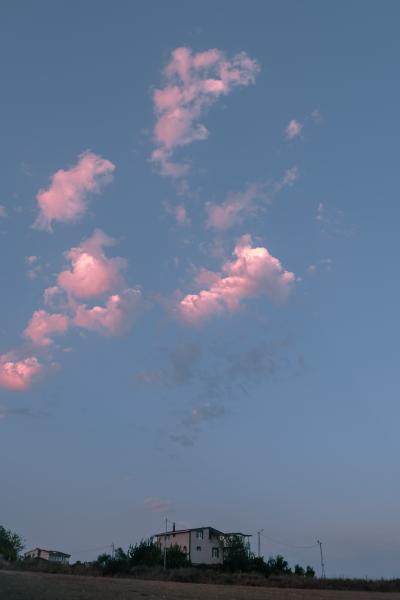 粉色晚霞点缀在天空