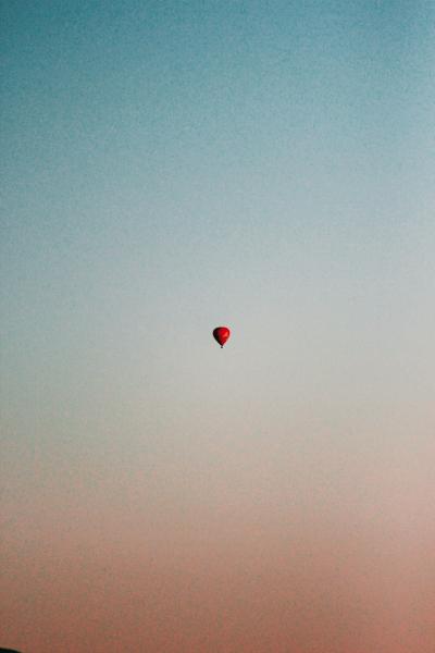 孤独的热气球在蓝色天空里飘荡