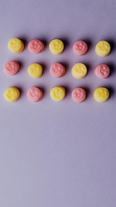 彩色糖豆铺在紫色背景图片