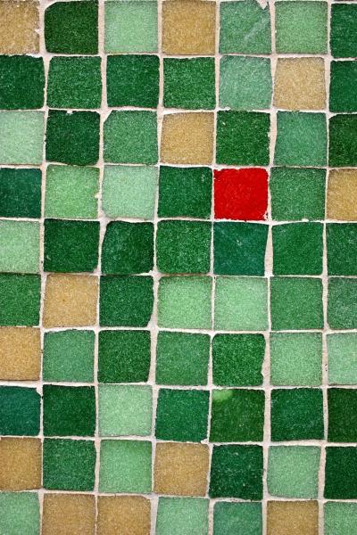 绿色瓷砖中点缀着一块红色瓷砖