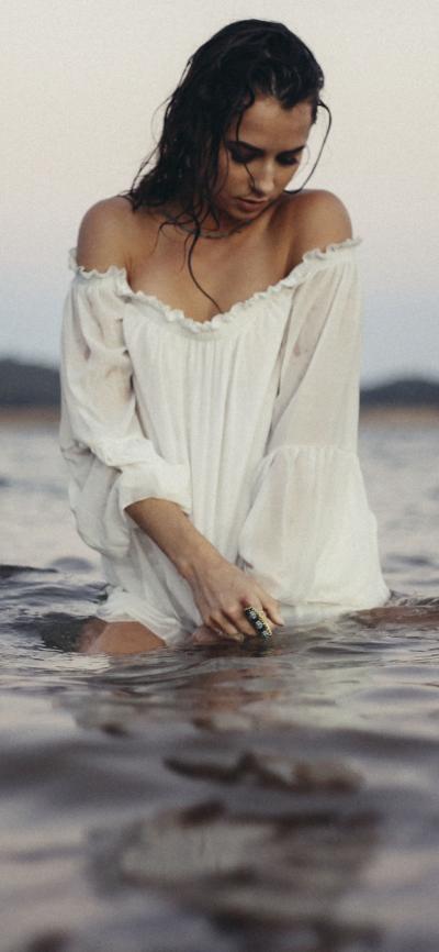 在大海里的美女一字肩白色连衣裙优雅性感