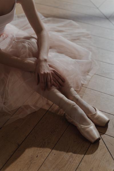 穿芭蕾舞鞋的女孩静静坐在地上