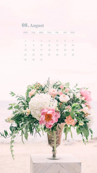 8月月历粉色鲜花摆在桌上