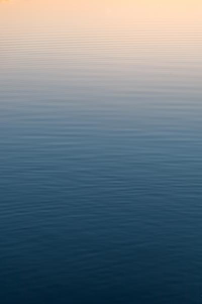 平静无波的深蓝色水面