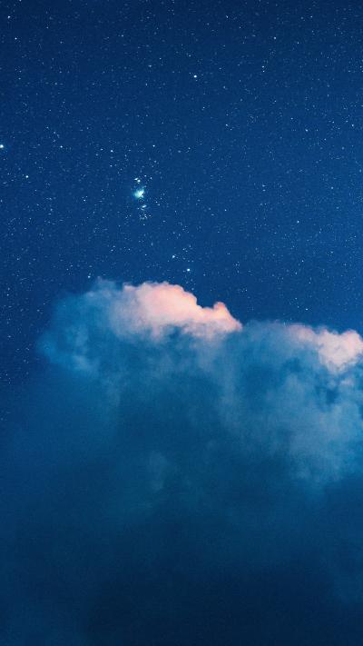 黑夜中蓝色的星空和白云
