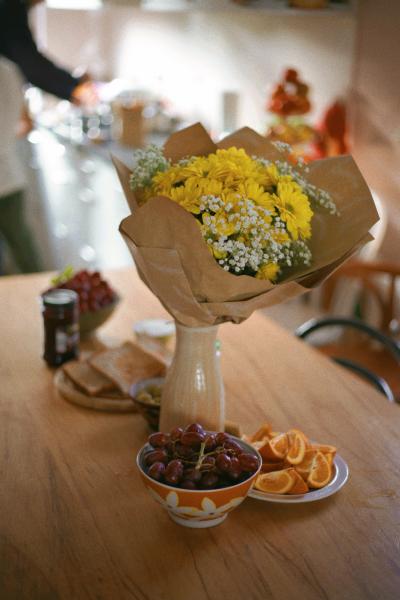 餐桌上的鲜花和水果图片