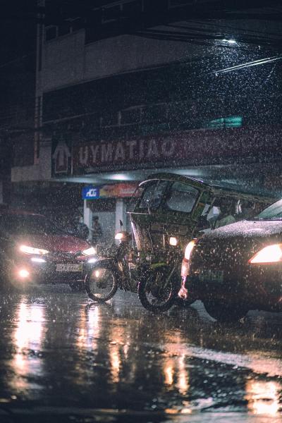 雨中夜晚街头的车灯闪烁