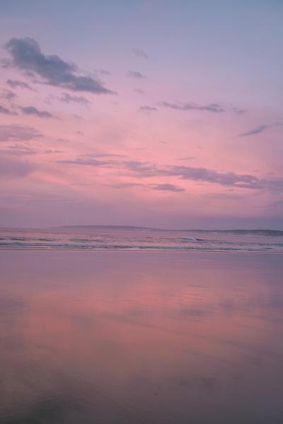 粉紫色的晚霞和沙滩图片