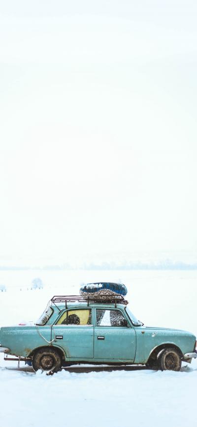 冬季雪地里淡蓝色的轿车