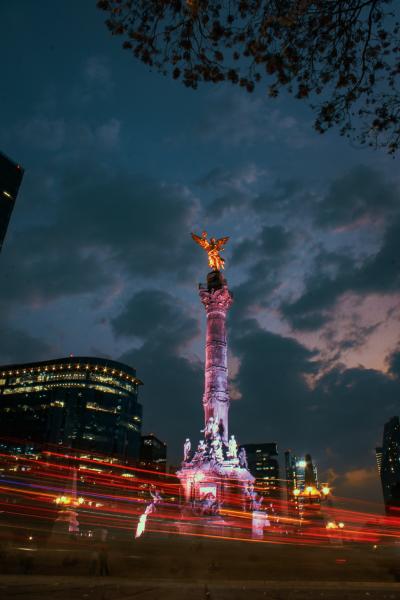 墨西哥霓虹灯下的独立天使图片