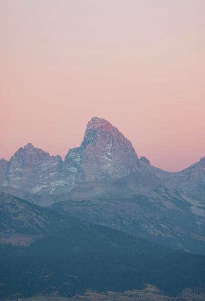 紫色山峰和粉色晚霞图片高清