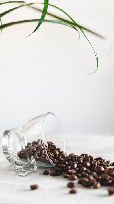 咖啡豆洒在白色桌子上