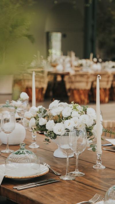 摆放白色鲜花和蜡烛的宴会长桌