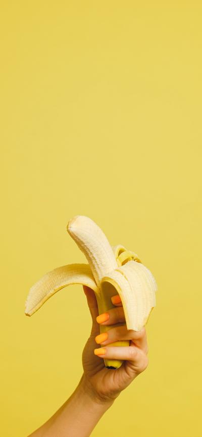 黄色系背景图上的香蕉