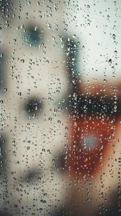 下雨天窗外的雨滴模糊了玻璃