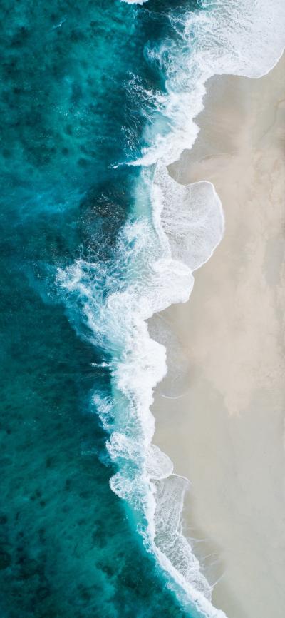 深蓝色大海沙滩风景图片