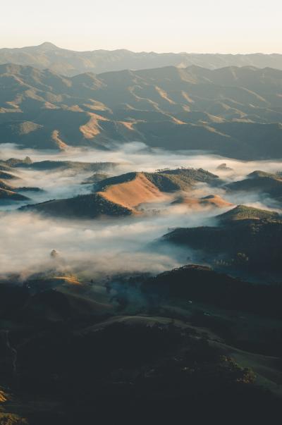 群山被云雾笼罩图片