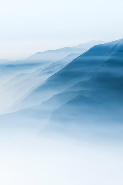 云雾缭绕的山峰壁纸
