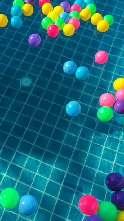 泳池里的彩色小球