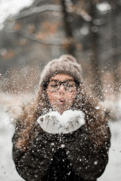 美女一个人站在下雪天图片