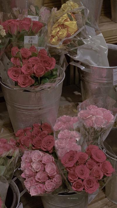 堆满鲜花的温馨花店图片